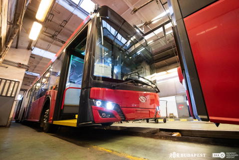 Folyamatosan érkeznek Budapestre a legújabb Solaris-Škoda trolibuszok