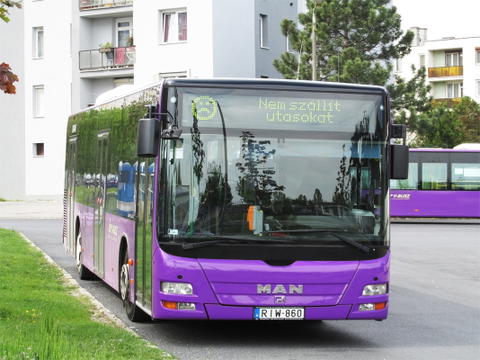 Kelet felé vette az irányt Veszprémből egy Neoplan és öt MAN autóbusz