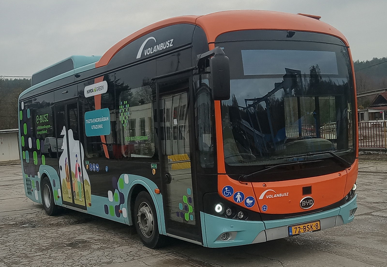 Komló is kipróbálja a BYD villanymidijét