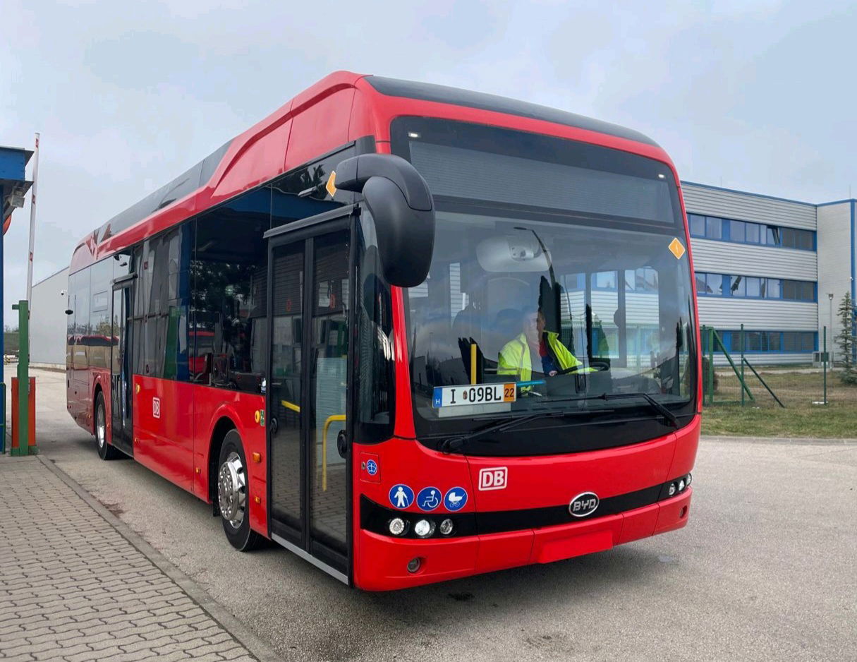 Komáromban készülnek a Német Államvasutak legújabb BYD villanybuszai
