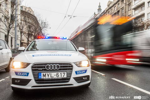Trolibuszvonalat ellenőriztek a rendőrök Budapesten, egy személyt letartóztattak