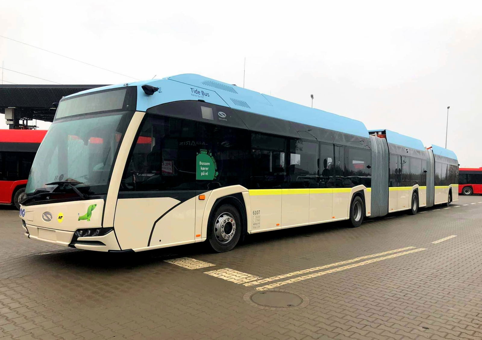 Szállingóznak Aalborg duplacsuklós Solaris villanybuszai