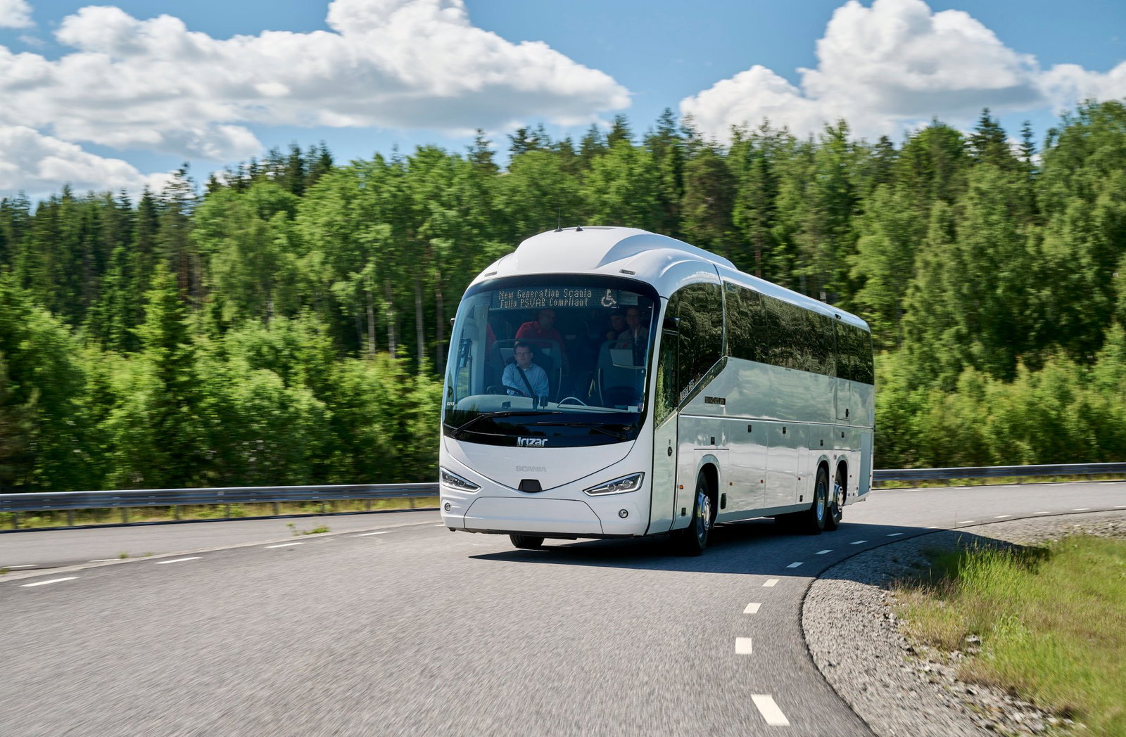 Limitált szériás turistabusszal ünnepli 30 éves együttműködését a Scania és az Irizar