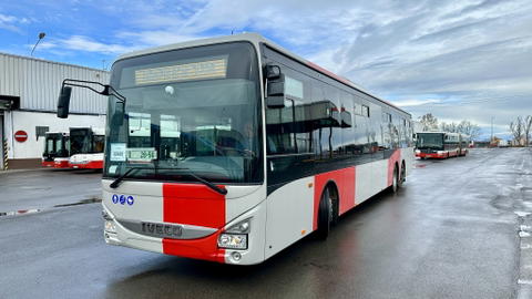 Háromtengelyes Iveco Crosswayeket vet be reptéri járatán a prágai DPP