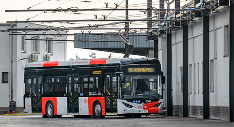 Száz elektromos busz beszerzését indította el a cseh főváros