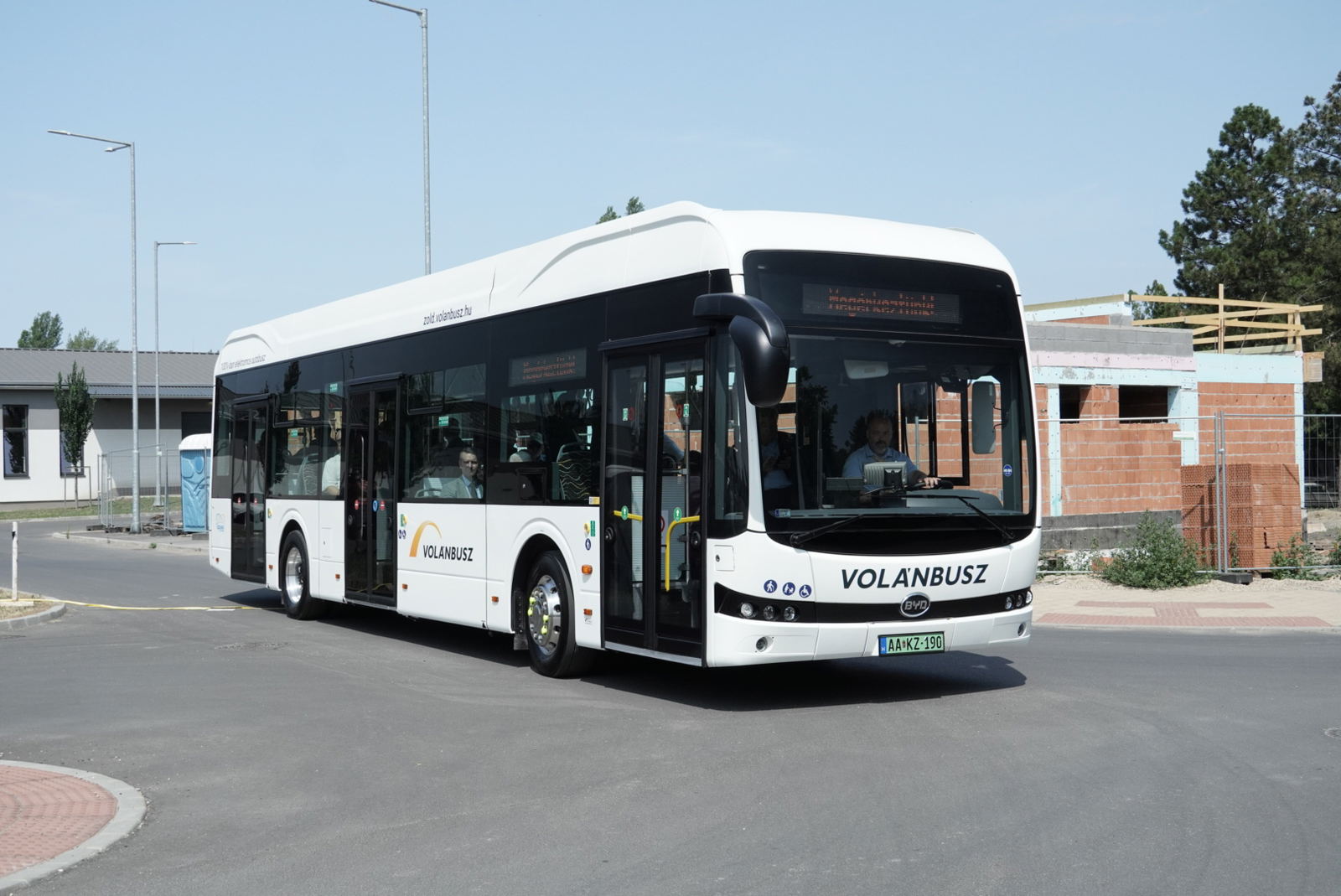 Szolnokra és Egerbe is megérkeztek a Volánbusz villanyhajtású BYD buszai