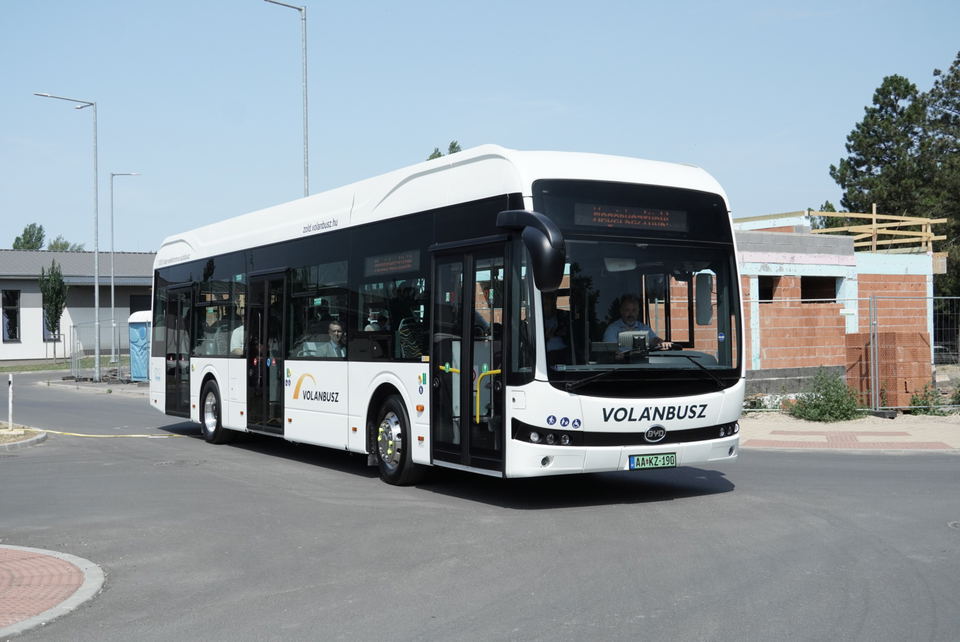 Szolnokra és Egerbe is megérkeztek a Volánbusz villanyhajtású BYD buszai