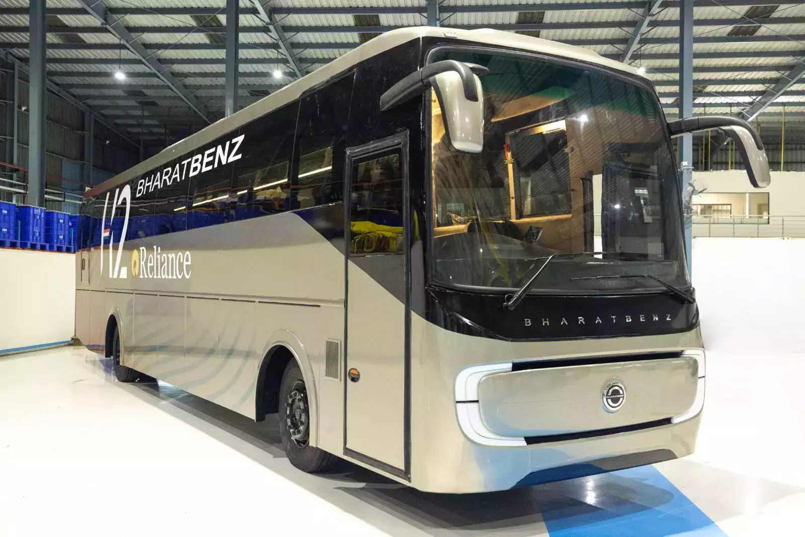 A BharatBenz bemutatta India első hidrogénhajtású távolsági autóbuszát