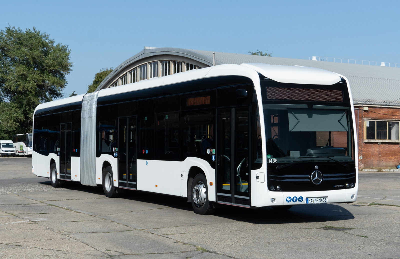 NMC 3-as akkupakkal szerelt csuklós eCitarót tesztel Budapesten az Arrivabus