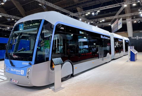 Úttestbe integrált töltőrendszerrel tölthető duplacsuklós villanybuszt mutatott be a Van Hool