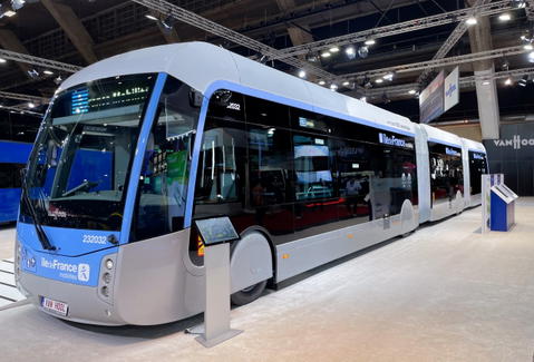 Úttestbe integrált töltőrendszerrel tölthető duplacsuklós villanybuszt mutatott be a Van Hool