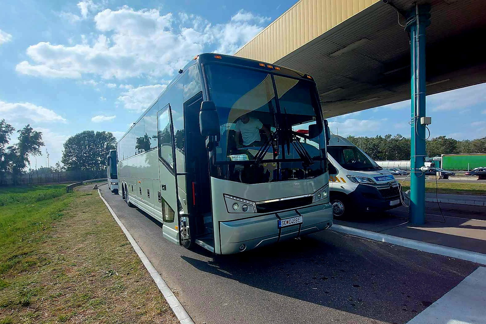 Amerikai piacos Van Hool turistabuszt kaptak lencsevégre Röszkén