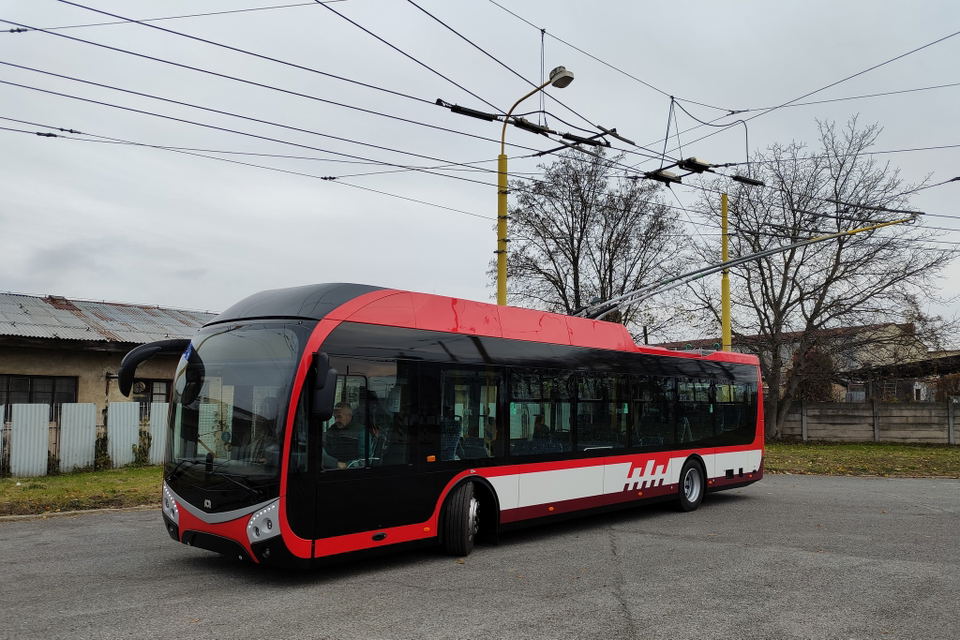 Megérkezett Eperjesre az első új SOR TNS 12 trolibusz
