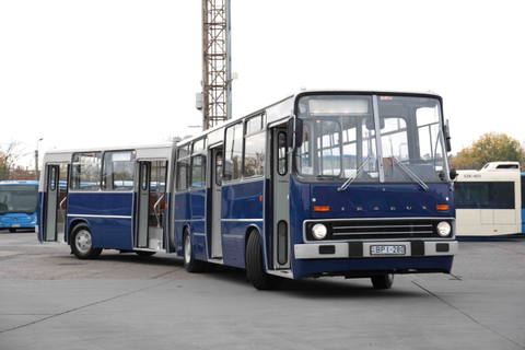 Restaurált Ikarus 280.00 csuklós autóbusszal bővült a BKV nosztalgiaflottája