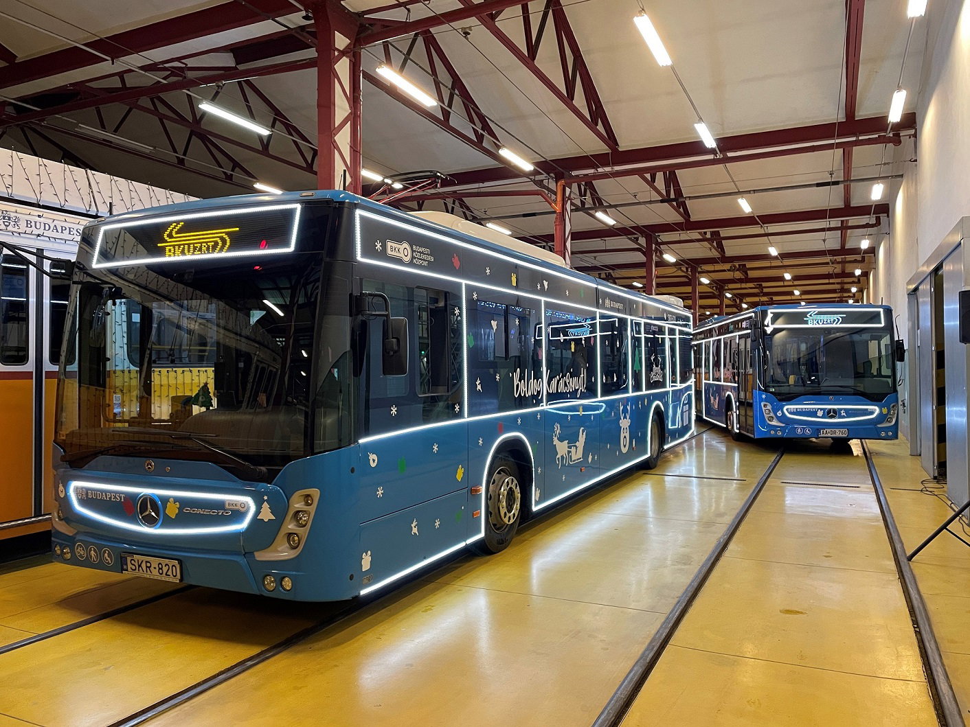 Elindult a BKV kilenc feldíszített járműből álló idei ünnepi fényflottája