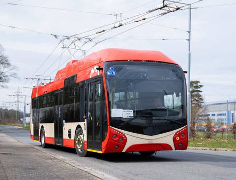 Kilencvenegy Škoda-SOR trolibusz érkezik Vilniusba