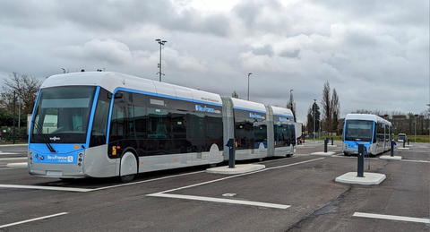 Már tesztelik Párizs úttestbe integrált töltős BRT-rendszerét