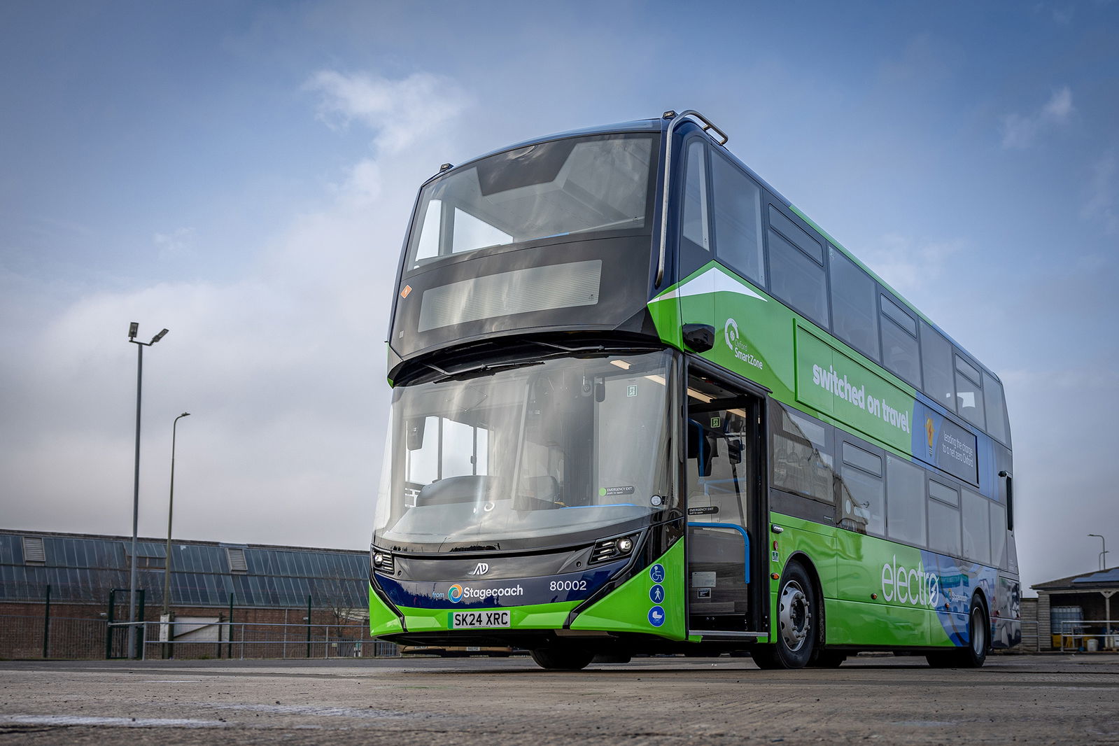 Leszállította az új Enviro400EV első szériapéldányát az Alexander Dennis