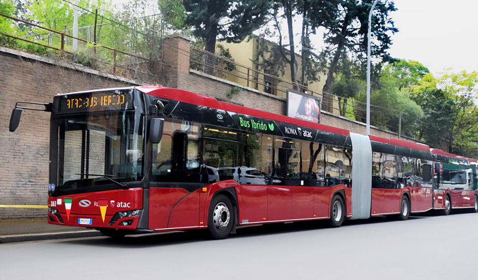 Több száz darab lágyhibrid és gázüzemű buszt szállít a Solaris az Örök Városba