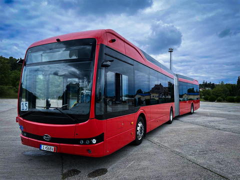 Csuklós BYD B18-as villanybuszt tesztel a Volánbusz