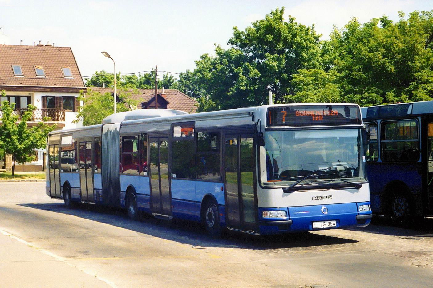 Végleg búcsút intett Budapest első akadálymentesített csuklós busza