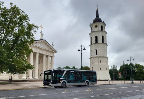 Száznegyvenöt villanybusz beszerzését indította el a litván főváros