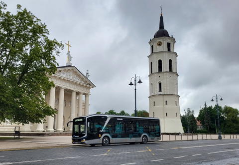 Száznegyvenöt villanybusz beszerzését indította el a litván főváros