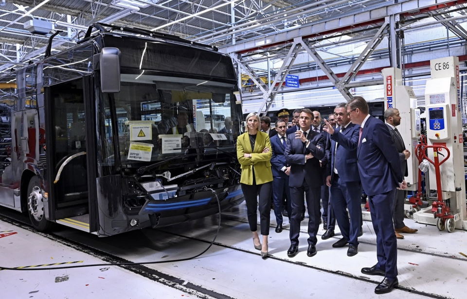 Emmanuel Macron gyárlátogatása alkalmával jelentett be újabb 92 milliós beruházást a Daimler Buses