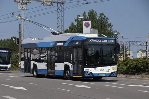 90 kWh-t meghaladó akkukapacitással érkeznek Gdynia új önjáró Trollinói