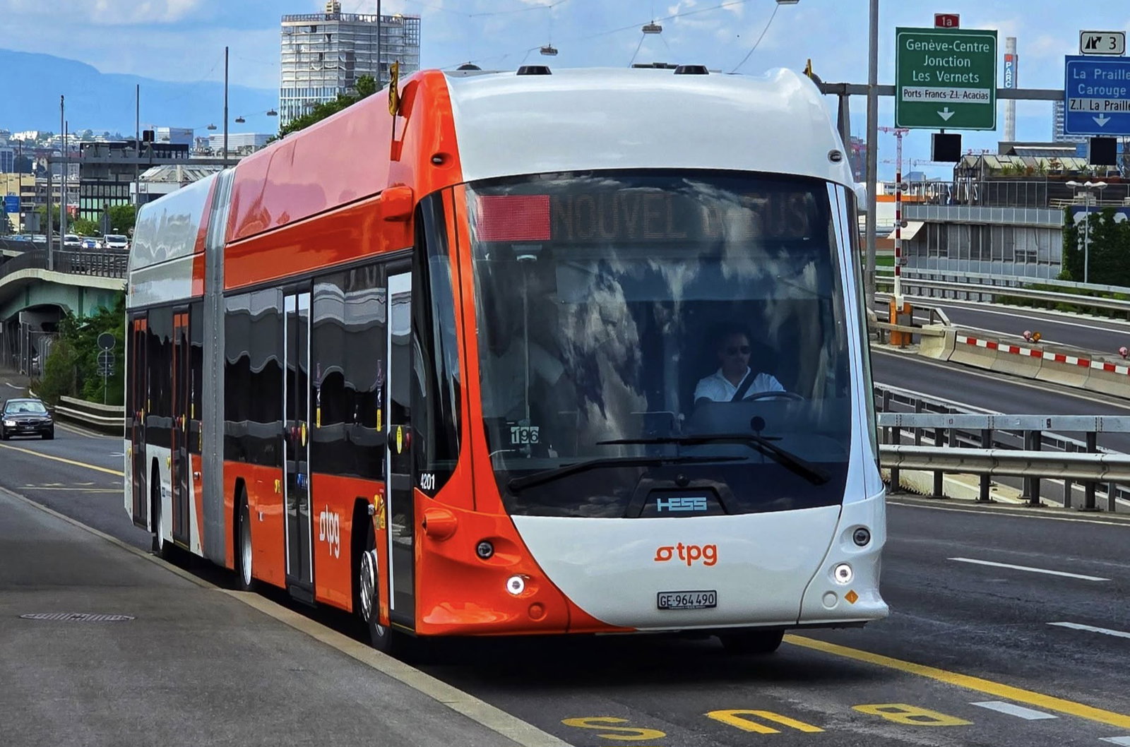the first unit of the 119-strong Hess electric bus fleet built for rapid charging has arrived in Geneva