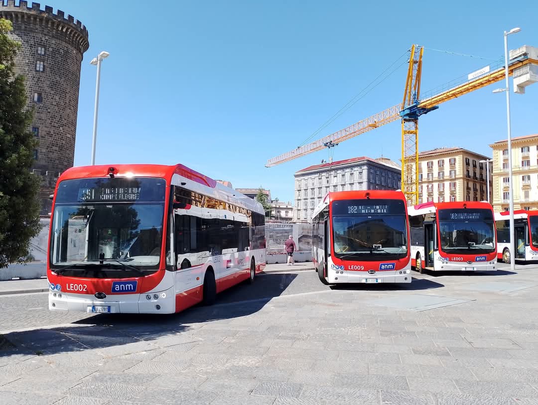 Forgalomba álltak a 253 darabos nápolyi villanybusz-flotta első járművei