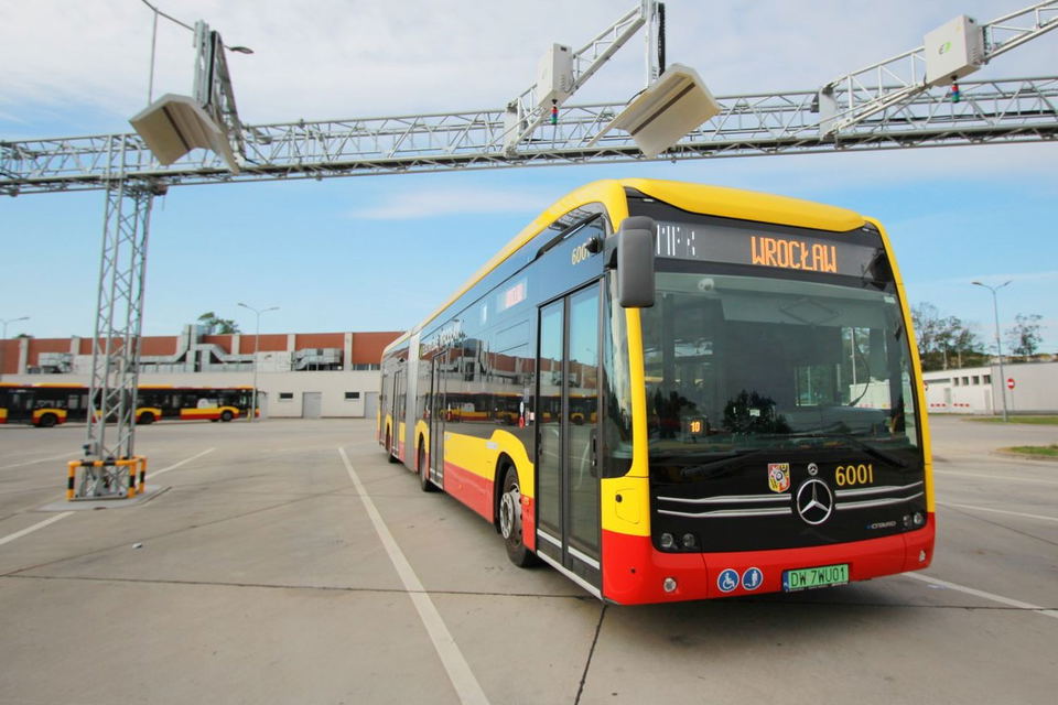 Újabb 21 darab Mercedes-Benz eCitaro villanybusszal bővül Wrocław járműparkja