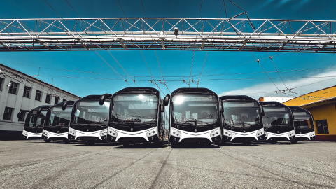 Folyamatosan állnak szolgálatba Pardubice legújabb Škoda 32 Tr trolibuszai