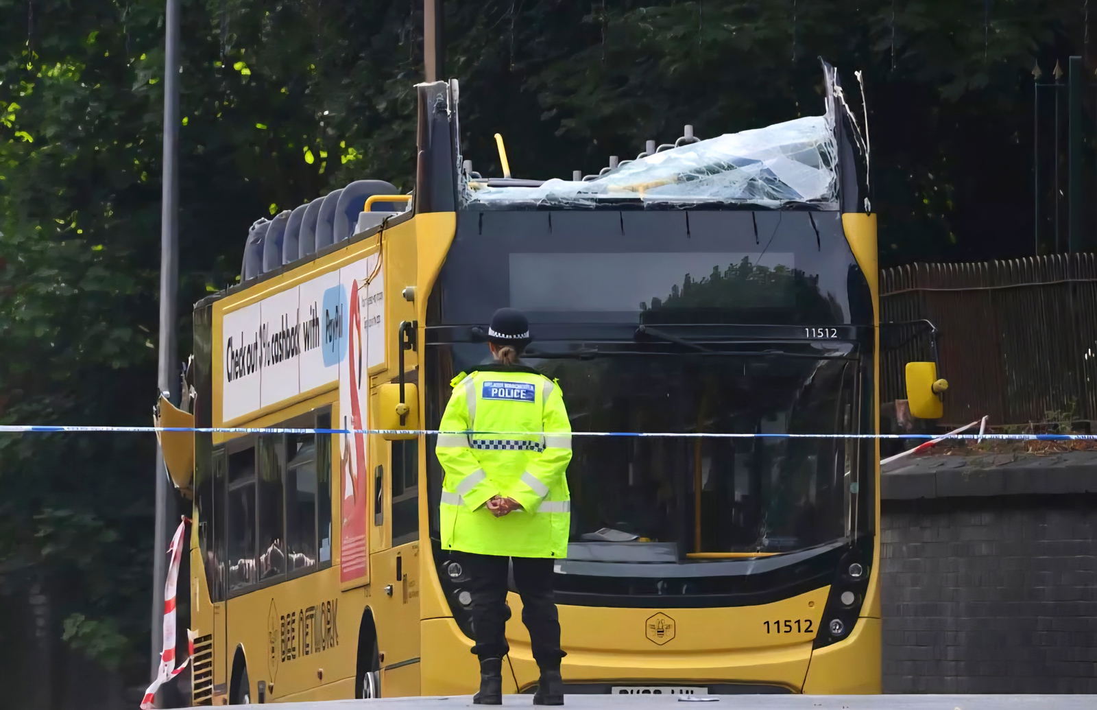 Csatornahíd tépte le egy emeletes busz tetejét Manchesterben