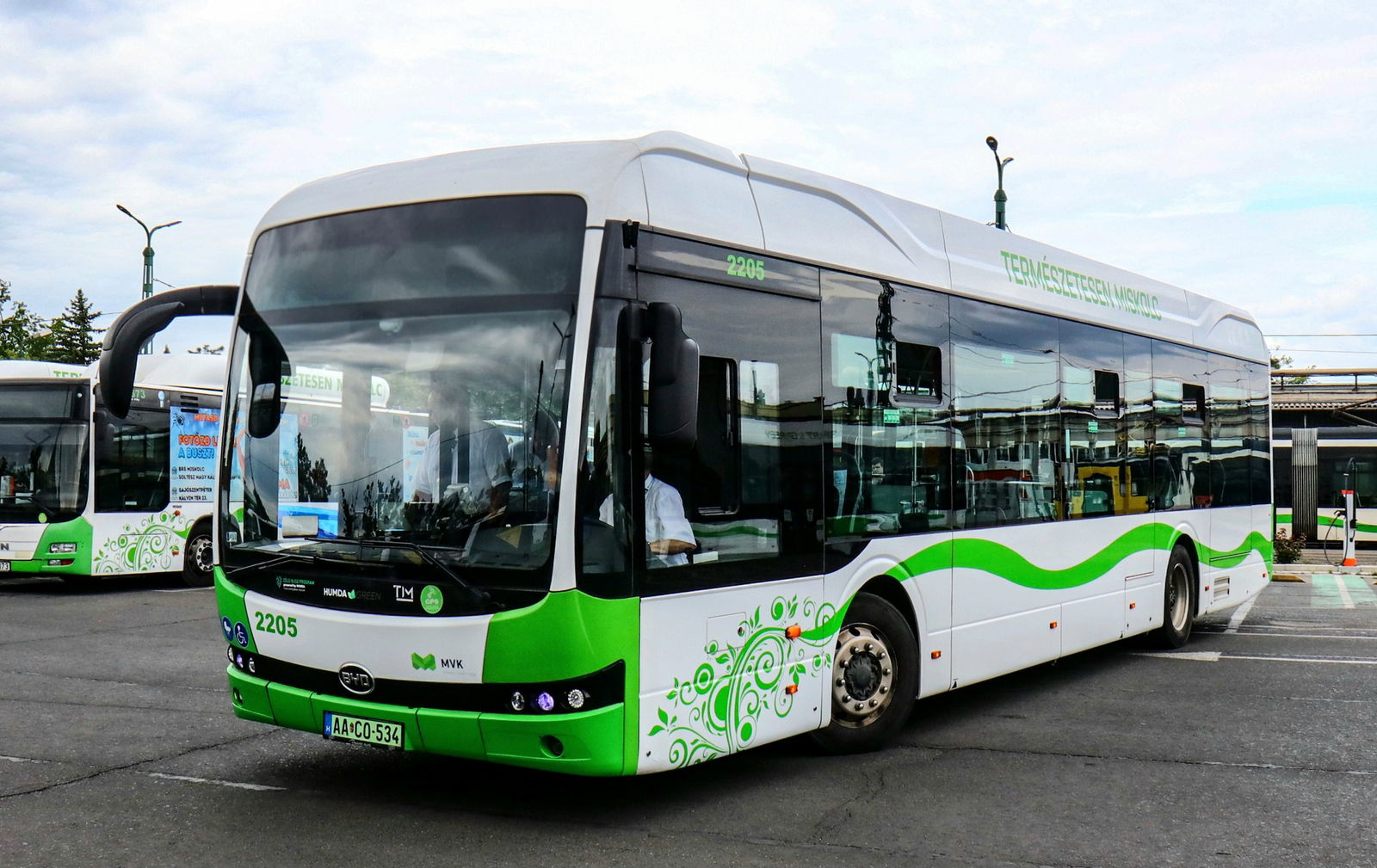 Miskolc 2 szóló BYD, a HOMM Kft. pedig 3 e-midibusz beszerzésére nyert támogatást