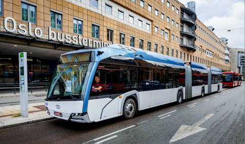 Duplacsuklós villanybuszokkal vizsgálja Oslo a közlekedési kapacitások bővítését