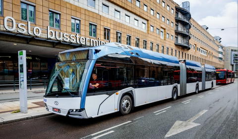 Duplacsuklós villanybuszokkal vizsgálja Oslo a közlekedési kapacitások bővítését