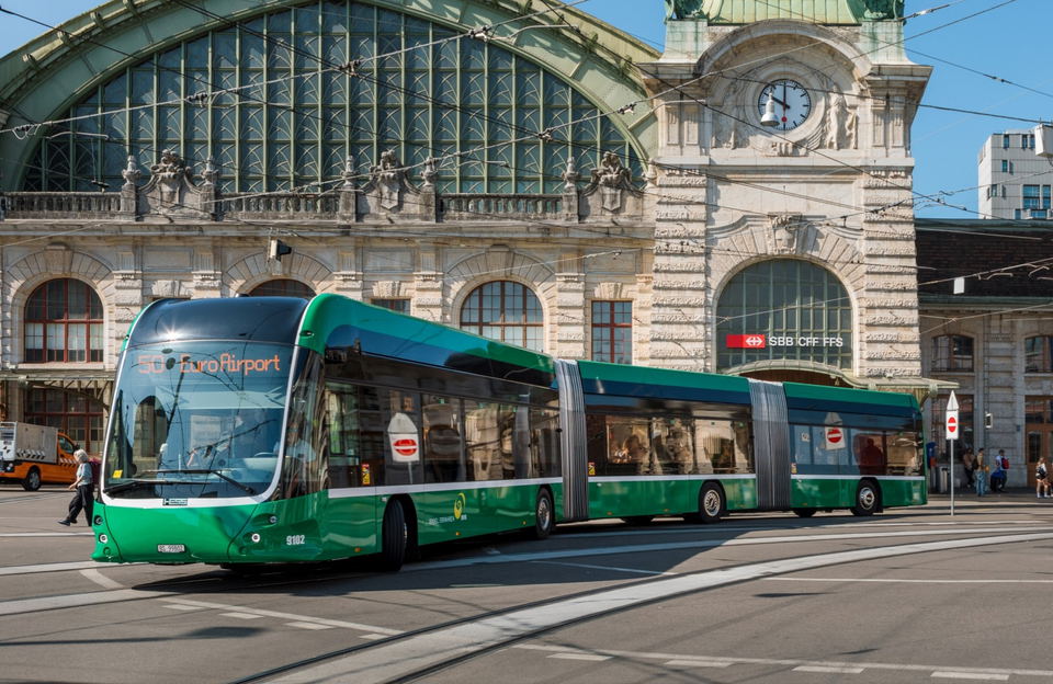 Újabb vonal kapacitásproblémáit kezeli Bázel a Hess duplacsuklós villanybuszaival