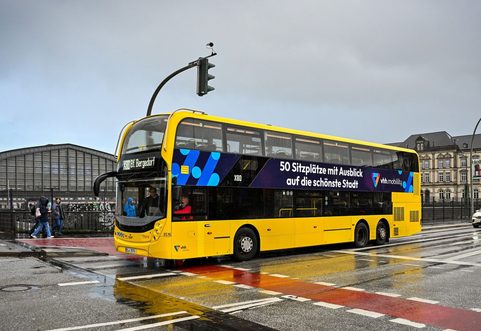 Emeletes villanybuszok bevezetését fontolgatja Hamburg