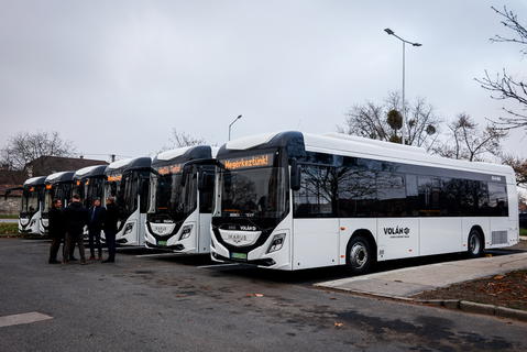 Tatára is megérkeztek a Volán új Ikarus 120e villanybuszai