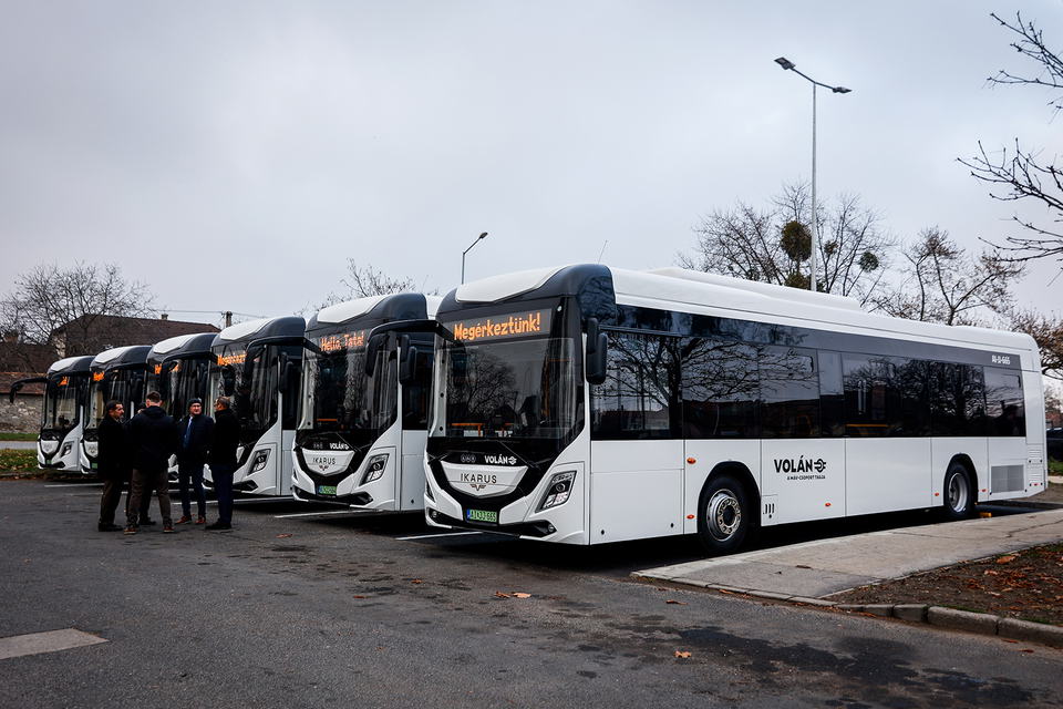 Tatára is megérkeztek a Volán új Ikarus 120e villanybuszai