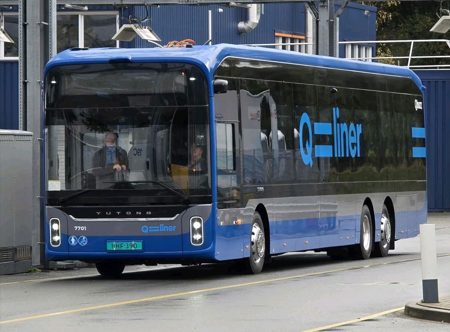 Van Hool villanybuszok helyett Yutong háromtengelyesekkel újul meg a Qbuzz Qliner flottája