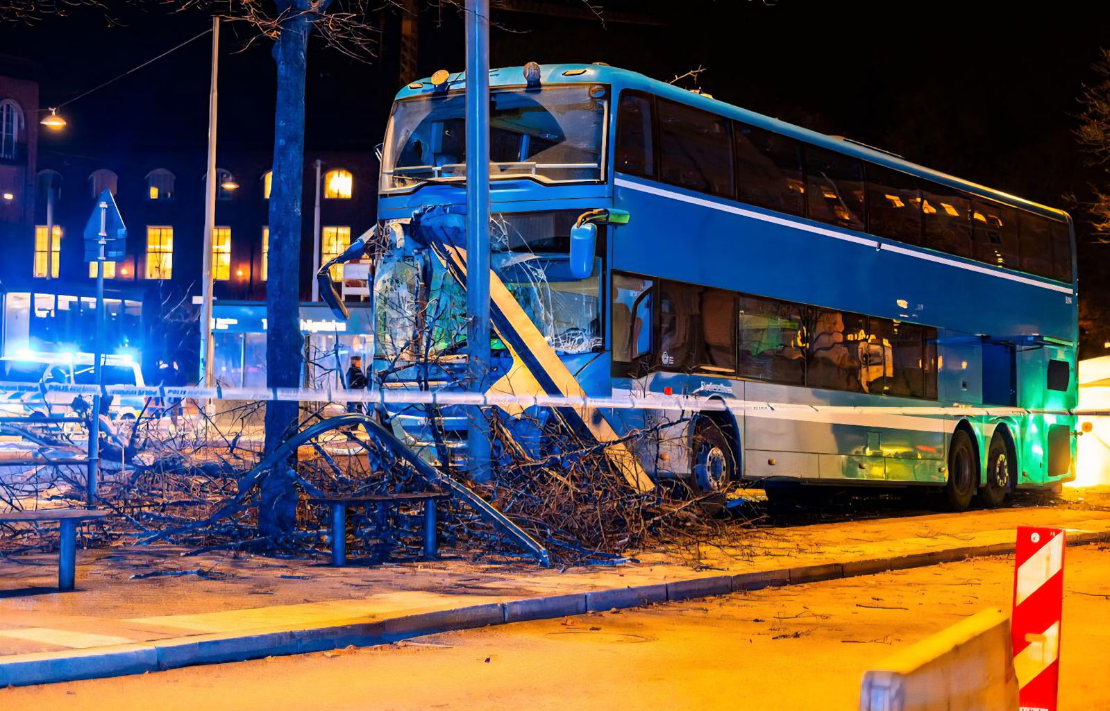 Tragikus buszbaleset Stockholmban: megállóba rohant egy emeletes busz, több ember meghalt
