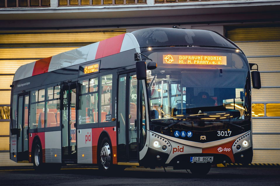 Újabb trolifelsővezetékről tölthető villanybuszokat állít forgalomba Prága