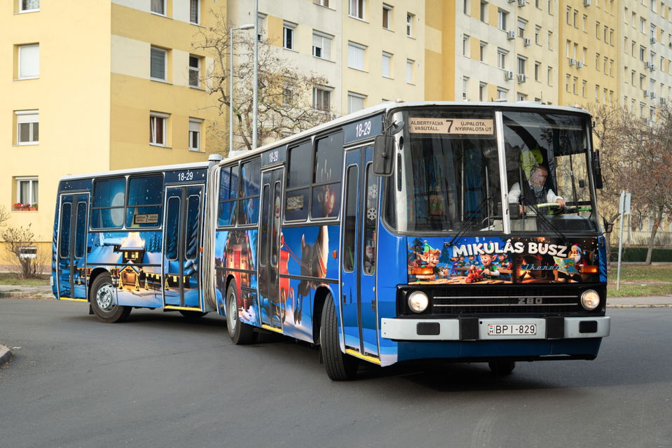 Ikarus 280-assal közlekedik idén karácsonyig a budapesti Mikulásbusz