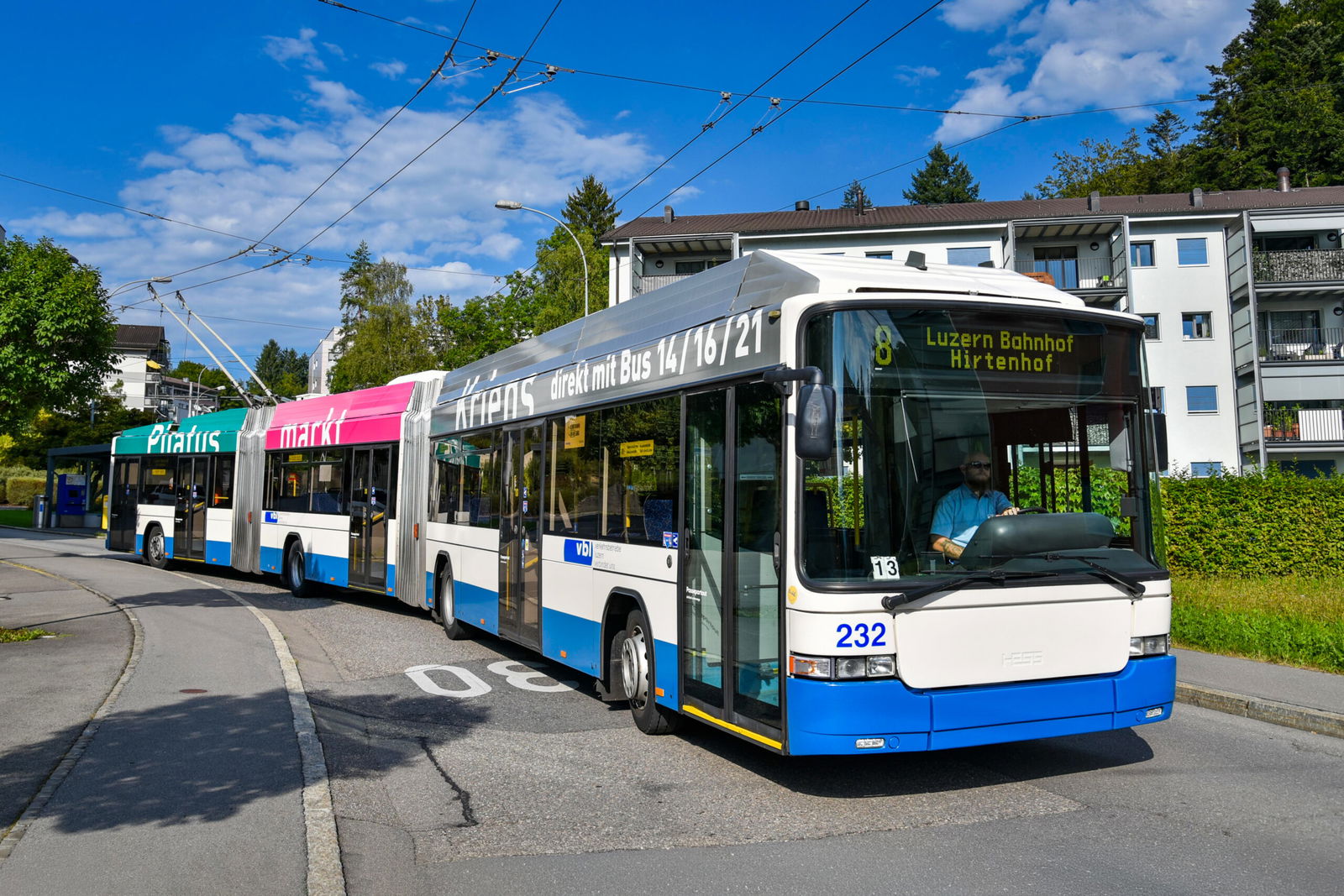 Használt Hess trolibuszokat, köztük duplacsuklósokat adományoz Luzern az ukrajnai Zsitomirnak