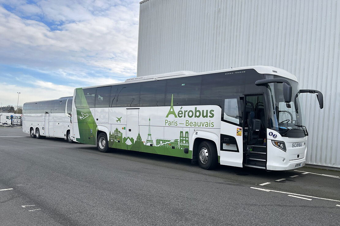 Biodízellel hajtott Scania Touring HD turistabuszok szállítják a Párizs-Beauvais repülőtér utasait