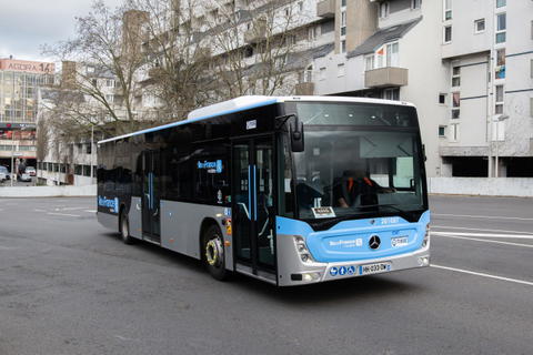 Kétajtós Mercedes-Benz Conectókkal is bővül Párizs elővárosában a TISSE járműparkja