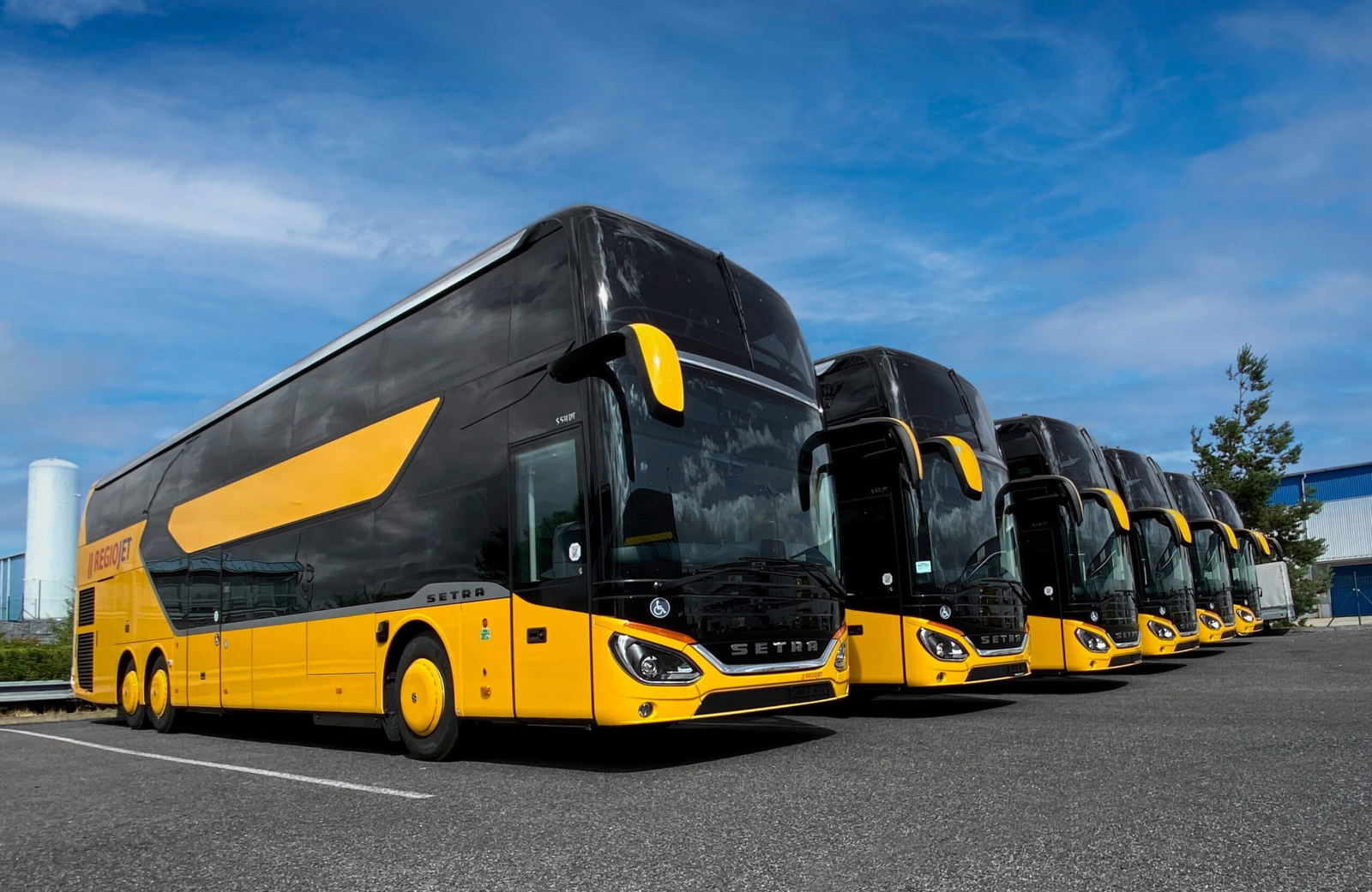 Prémium emeletes buszokkal erősít Csehország fő belföldi tengelyein is a RegioJet