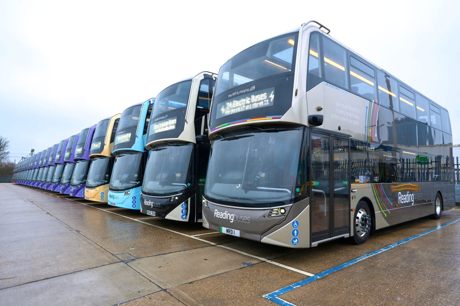 Újgenerációs Alexander Dennis Enviro400EV emeletes villanybuszok érkeztek a Reading Buses kiemelt járataira